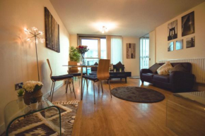 The Hub - Spacious, bright and modern with free parking